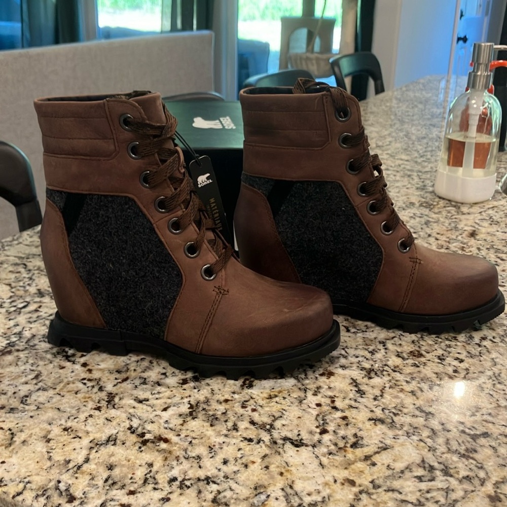 NEW in box with tag Sorel Joan of Arctic Wedge III Lexie size 7